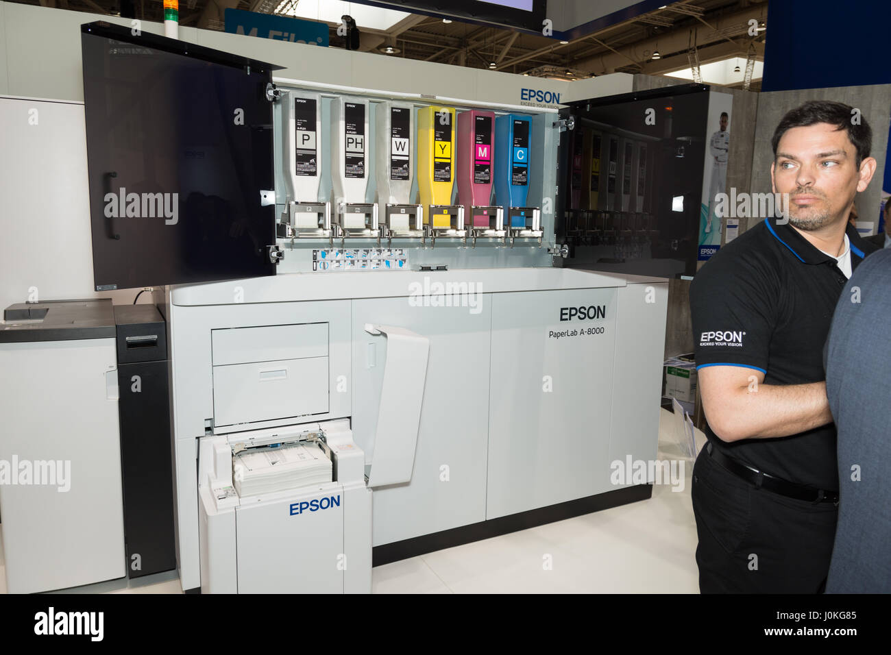 Hanovre, Allemagne - le 22 mars 2017 : Epson présente un paperlab8000 machine de recyclage au CeBIT 2017. CeBIT est le plus grand salon professionnel pour elle. Banque D'Images