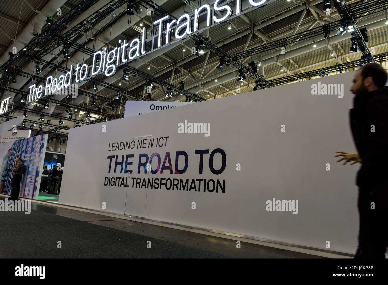 Hanovre, Allemagne - le 22 mars 2017 : mur blanc avec un slogan sur la transformation numérique au CeBIT 2017. Banque D'Images