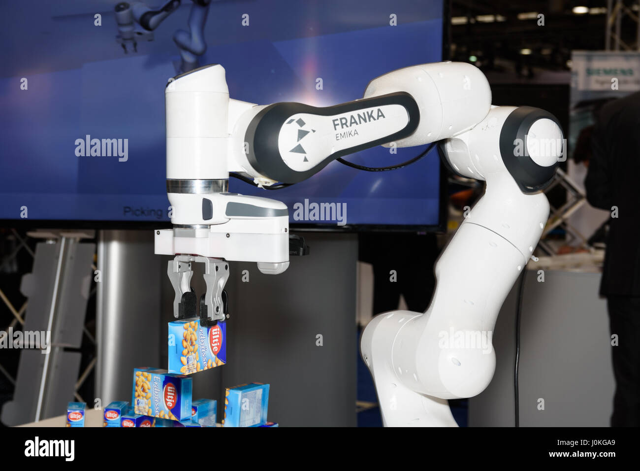 Hanovre, Allemagne - le 22 mars 2017 : Le robot sensible de la société Franka Franka Emika démontre sa capacité sur le stand de la société. Banque D'Images