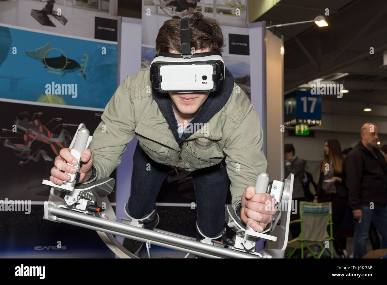 Hanovre, Allemagne - Mars 22, 2017 : un jeune homme joue avec un vol de réalité virtuelle, skydiving image de l'entreprise à l'occasion du CEBIT 2017 d'ICAROS. Banque D'Images