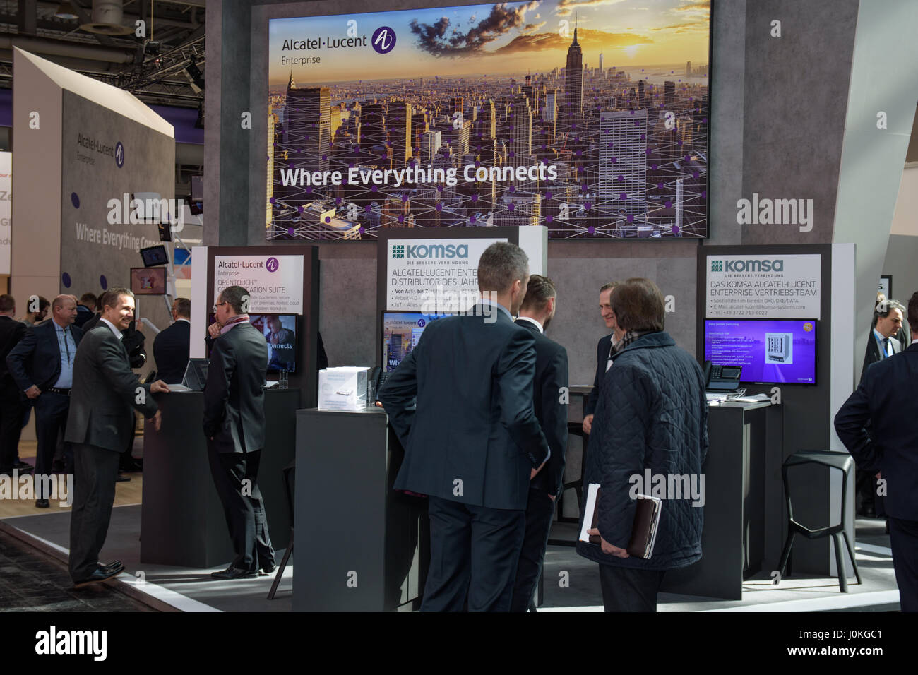 Hanovre, Allemagne - le 22 mars 2017 : stand de l'Entreprise Alcatel Lucent avec les hommes d'affaires à l'occasion du CeBIT 2017. CeBIT est le plus grand salon C Banque D'Images