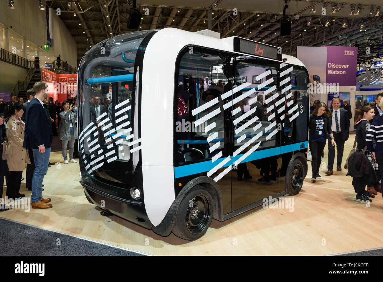 Hanovre, Allemagne - le 22 mars 2017 : l'auto-conduite Olli sur IBM bus stand à l'occasion du CeBIT 2017. CeBIT est le plus grand salon professionnel pour elle Banque D'Images