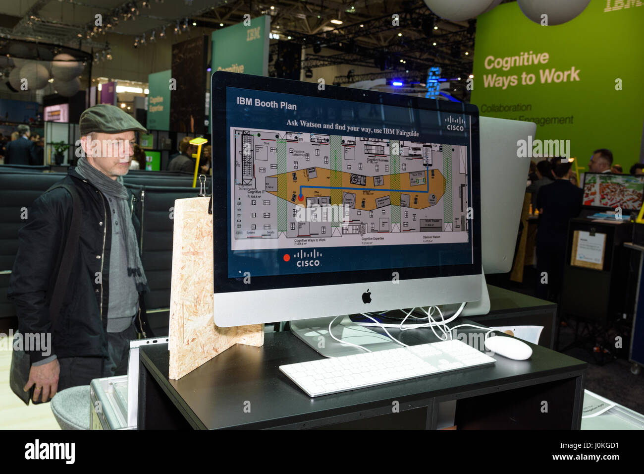 Hanovre, Allemagne - le 22 mars 2017 : l'homme regarde sur l'écran de la cabine d'IBM à l'occasion du CeBIT 2017 plan. CeBIT est le plus grand salon professionnel pour elle Banque D'Images