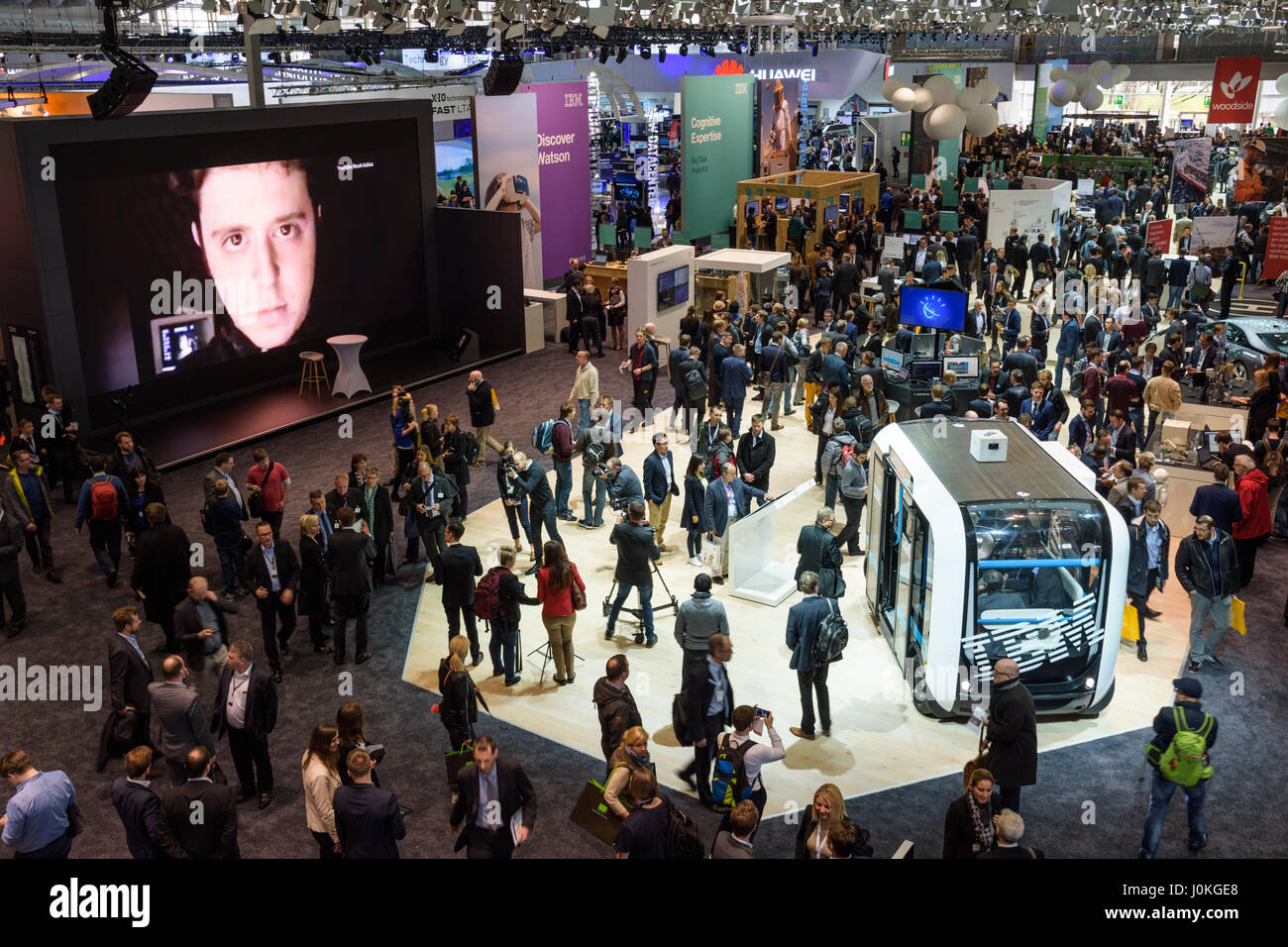 Hanovre, Allemagne - le 22 mars 2017 : aperçu sur le stand d'IBM à l'occasion du CeBIT 2017 avec une foule de personnes. CeBIT est le plus grand salon professionnel pour elle Banque D'Images