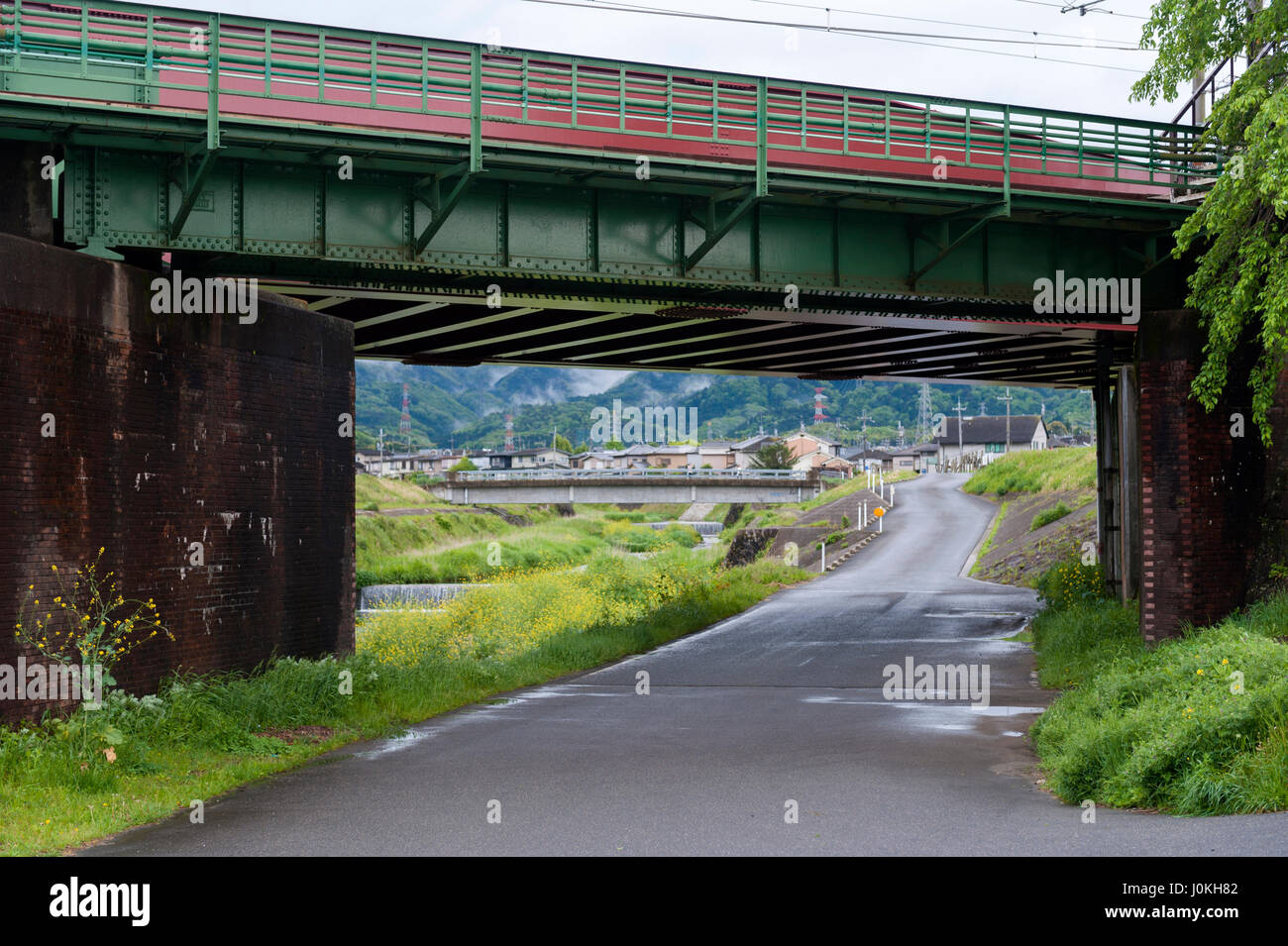 Pont ferroviaire sur la rivière Uno à Kameoka, Japon Banque D'Images