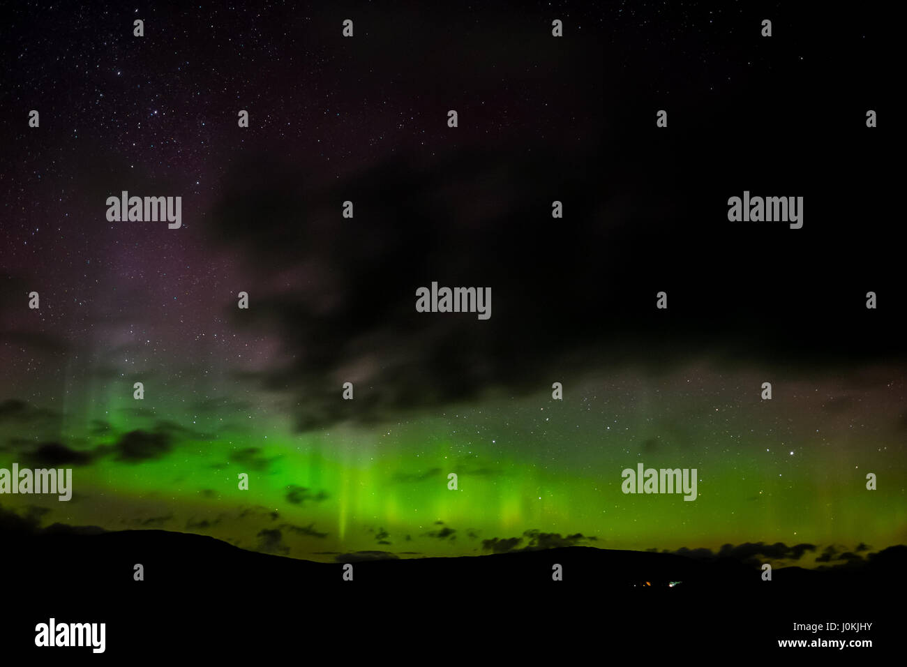 Aurore boréale vue de l'A82 par l'intermédiaire de Rannoch Moor, les Highlands écossais. Banque D'Images