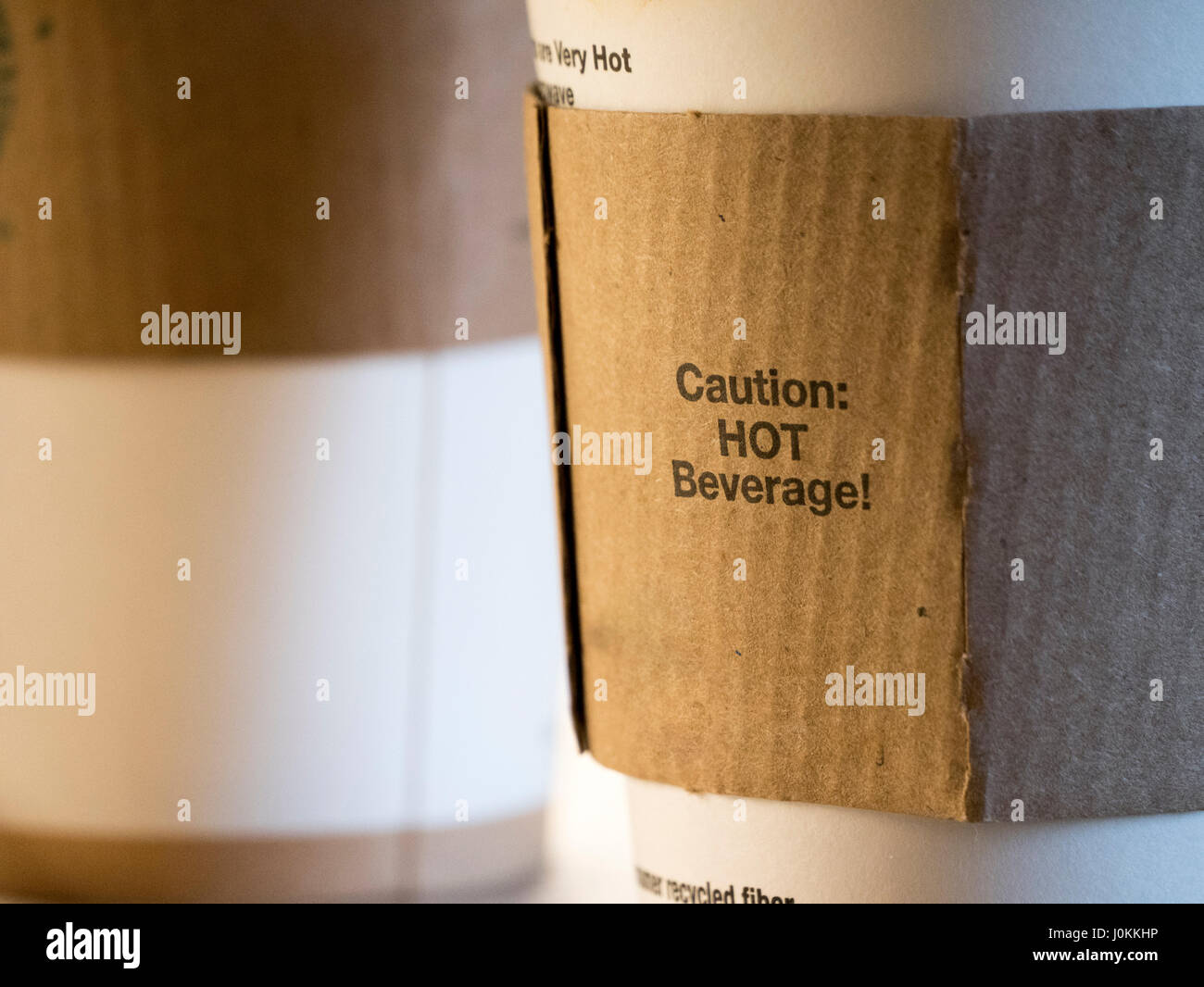 Boisson chaude alerte sur tasse isolant. Banque D'Images