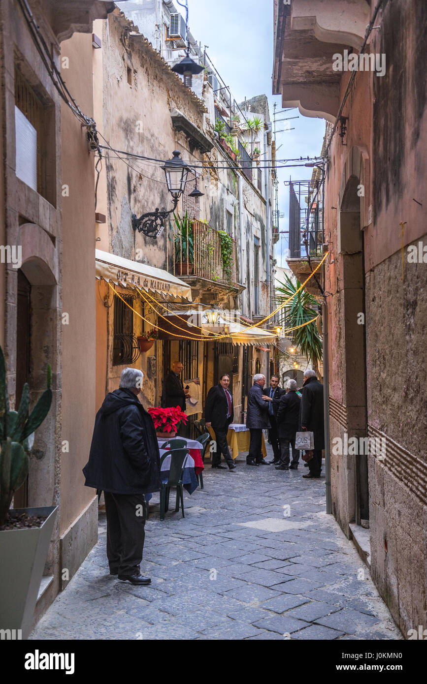 Rue étroite sur l'île d'Ortygie, partie historique de la ville de Syracuse, l'angle sud-est de l'île de la Sicile, Italie Banque D'Images