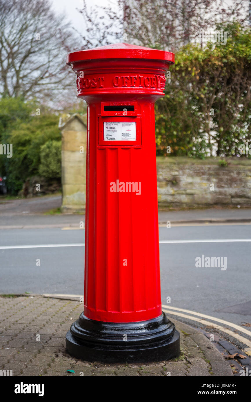 Affichage victorien rouge fort postbox Great Malvern Worcestershire UK Banque D'Images