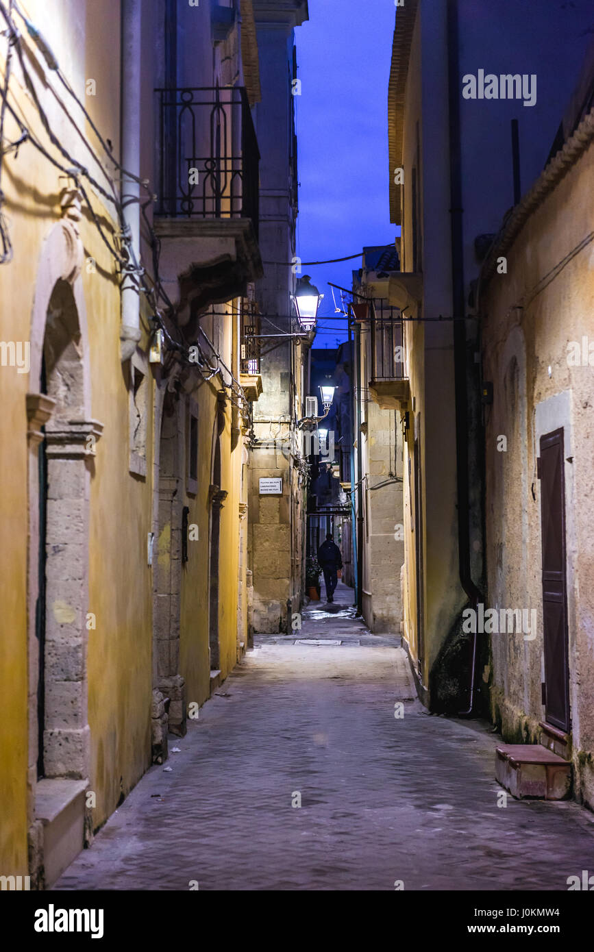 Rue étroite sur l'île d'Ortygie, partie historique de la ville de Syracuse, l'angle sud-est de l'île de la Sicile, Italie Banque D'Images