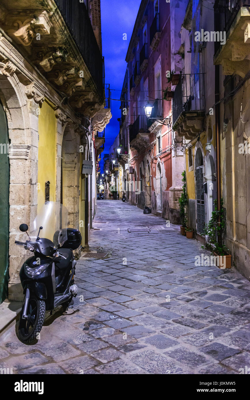 Rue étroite sur l'île d'Ortygie, partie historique de la ville de Syracuse, l'angle sud-est de l'île de la Sicile, Italie Banque D'Images