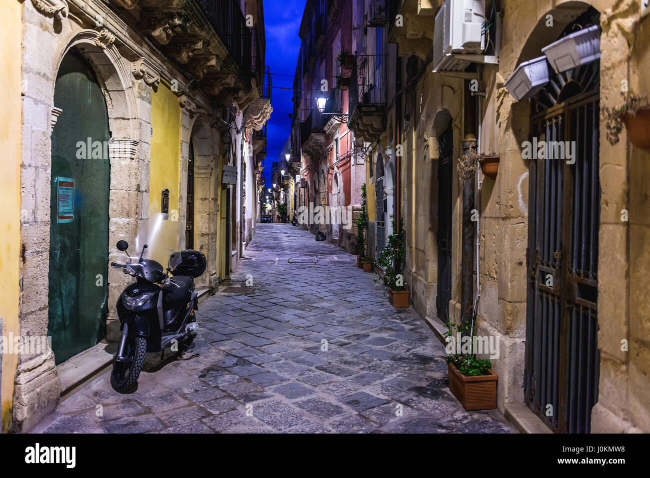 Rue étroite sur l'île d'Ortygie, partie historique de la ville de Syracuse, l'angle sud-est de l'île de la Sicile, Italie Banque D'Images