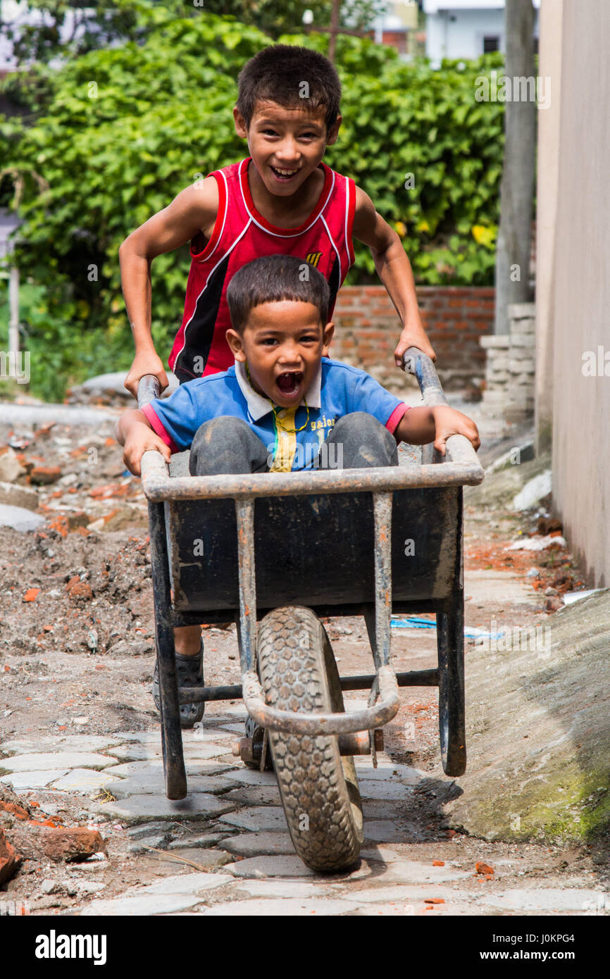 Deux enfants dans une ONG d'aide au Népal pour réparer leur école à Katmandou à la suite de tremblements de terre dévastateurs en 2015 2 Banque D'Images