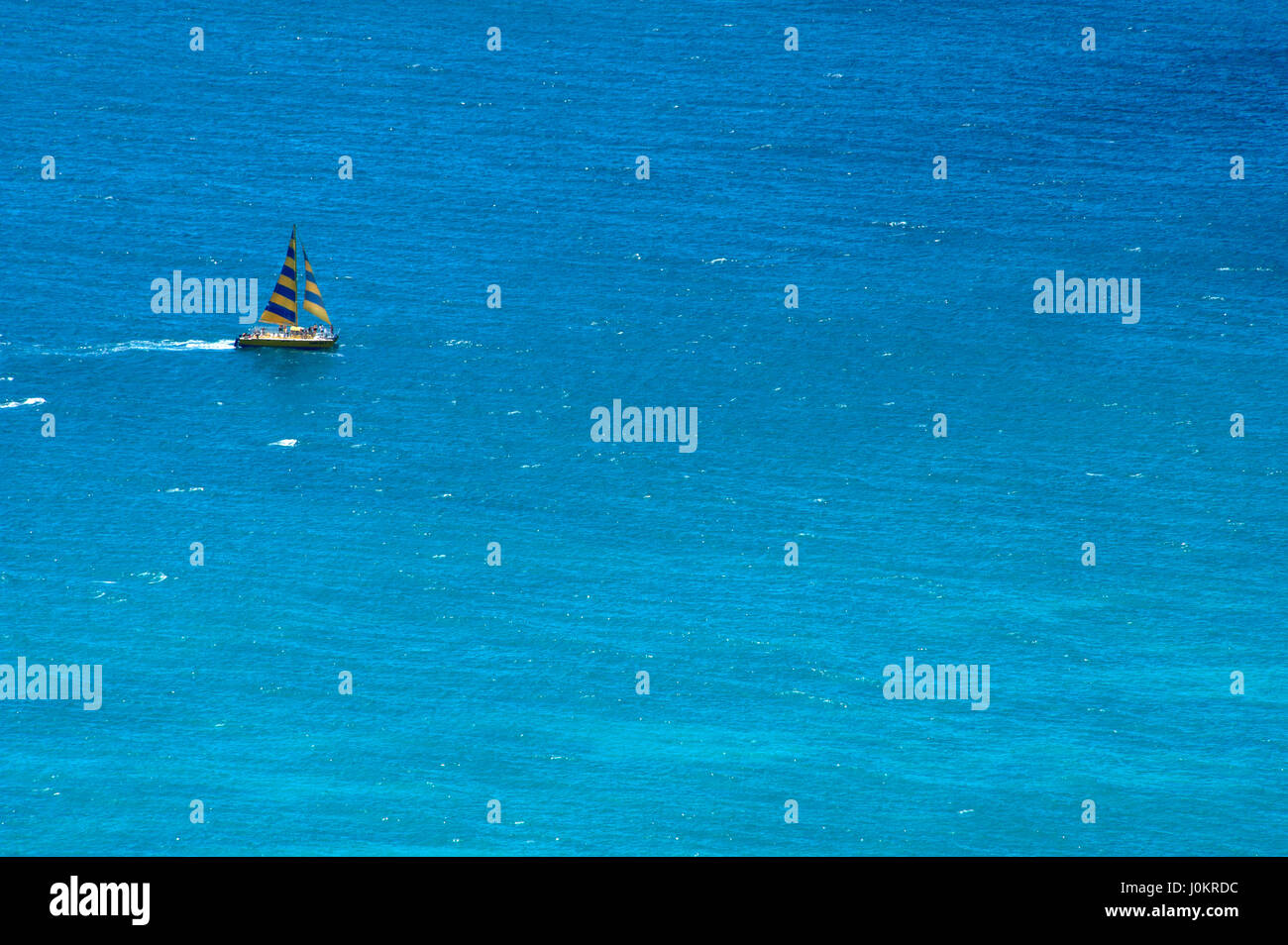 Petit yacht voile en plein océan Banque D'Images