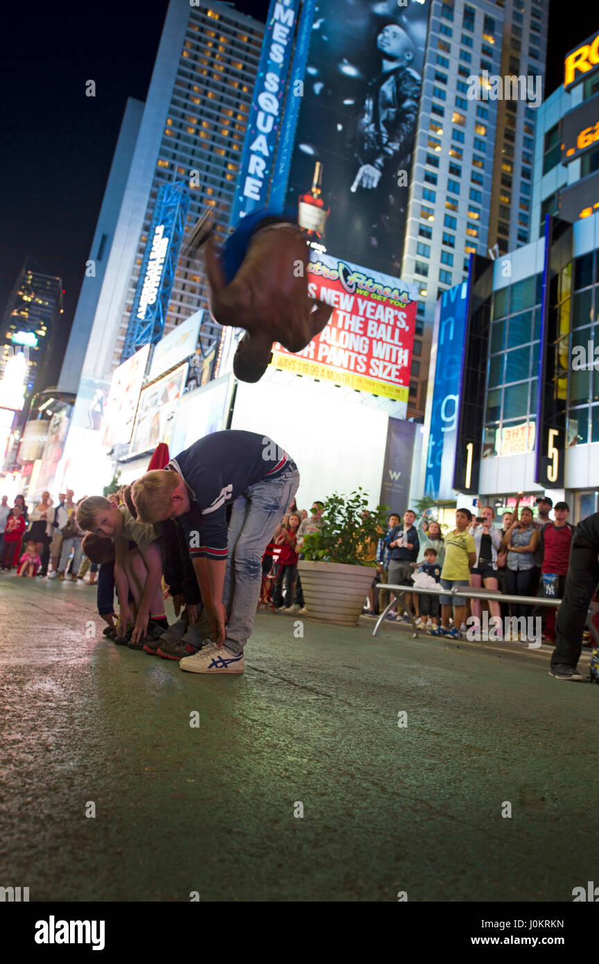 Artiste de rue se tient sur ses mains au cours d'une performance athlétique sur Times Square à New York le mercredi, Août 14, 2013. Fringe agit sur Times Sq Banque D'Images