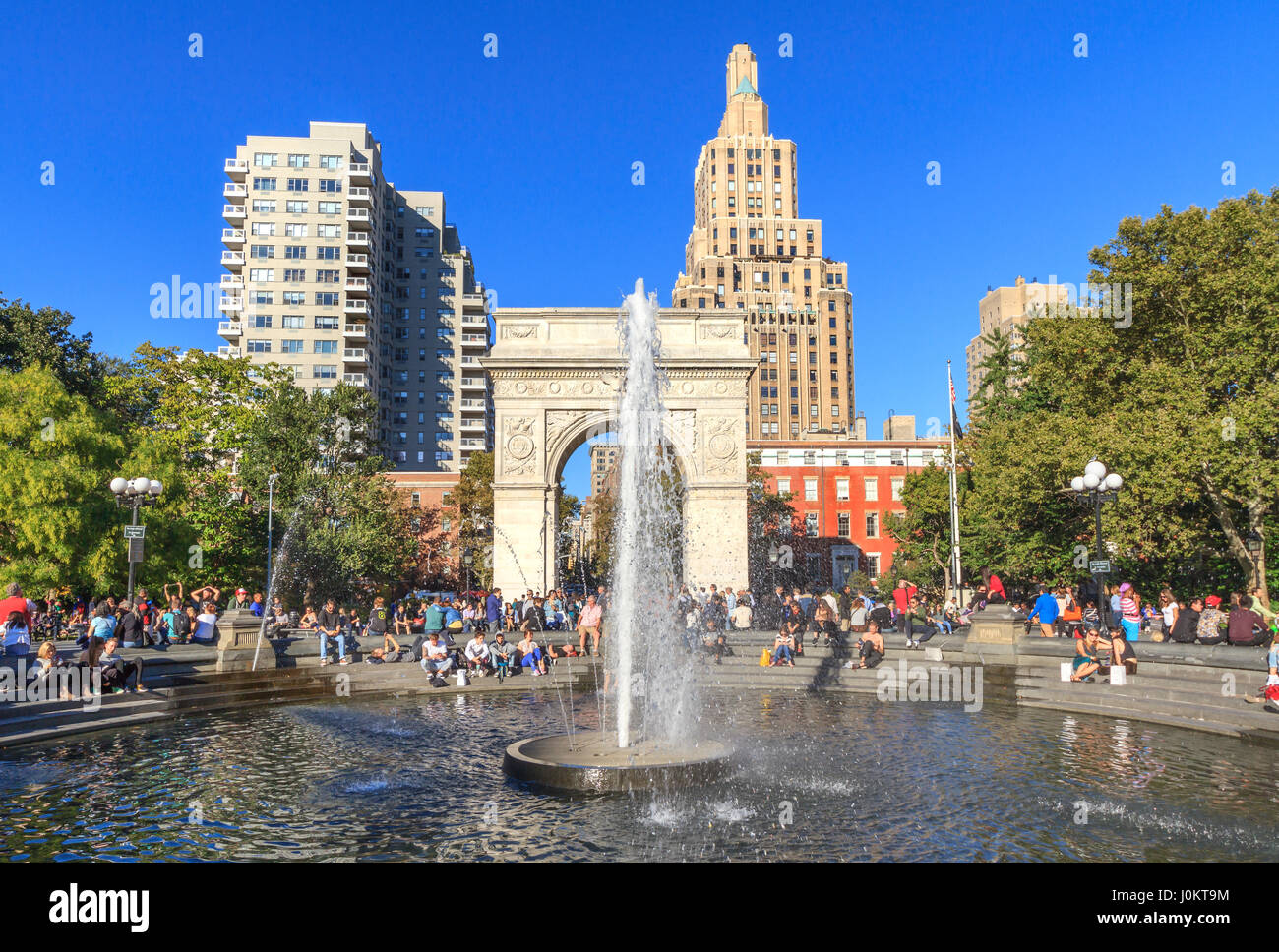 Fontaine, fontaine centrale, à l'arrière de triomphe de Washington Square Arch, Washington Square Park, Manhattan, New York City Banque D'Images