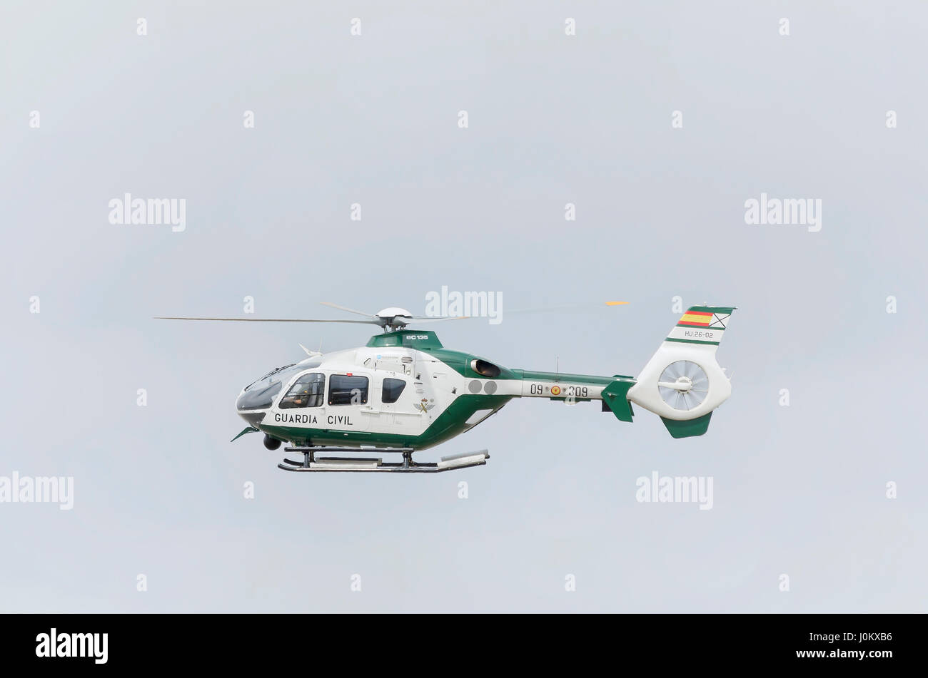 L'espagnol, de l'hélicoptère Eurocopter EC135 (Airbus H135), de la Guardia Civil est l'atterrissage à Castellon de la Plana's aviation. Jour nuageux. L'été. Banque D'Images