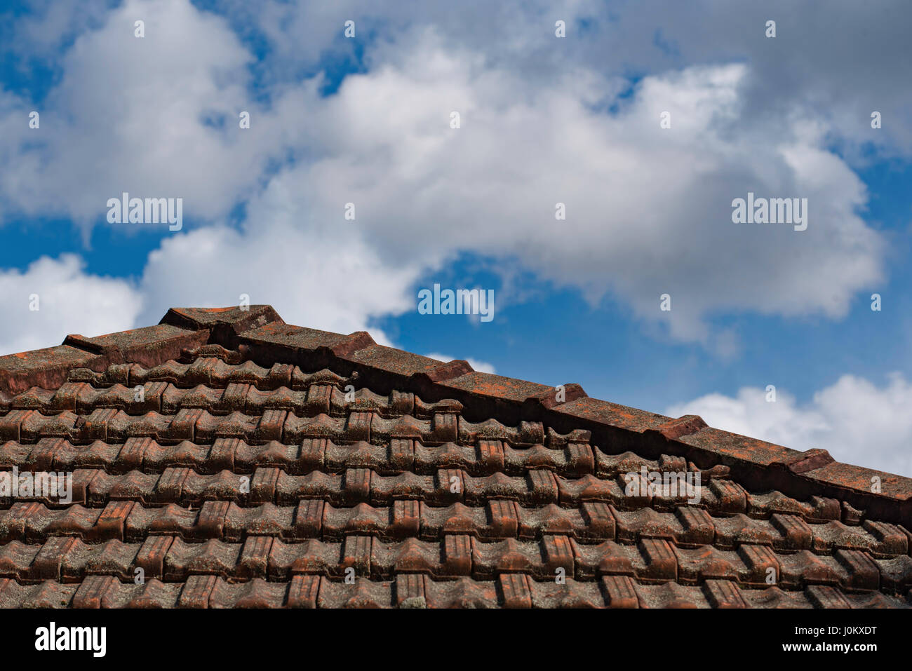 Un toit en tuiles de terre cuite sur un bungalow Californie chambre à Sydney, Australie Banque D'Images