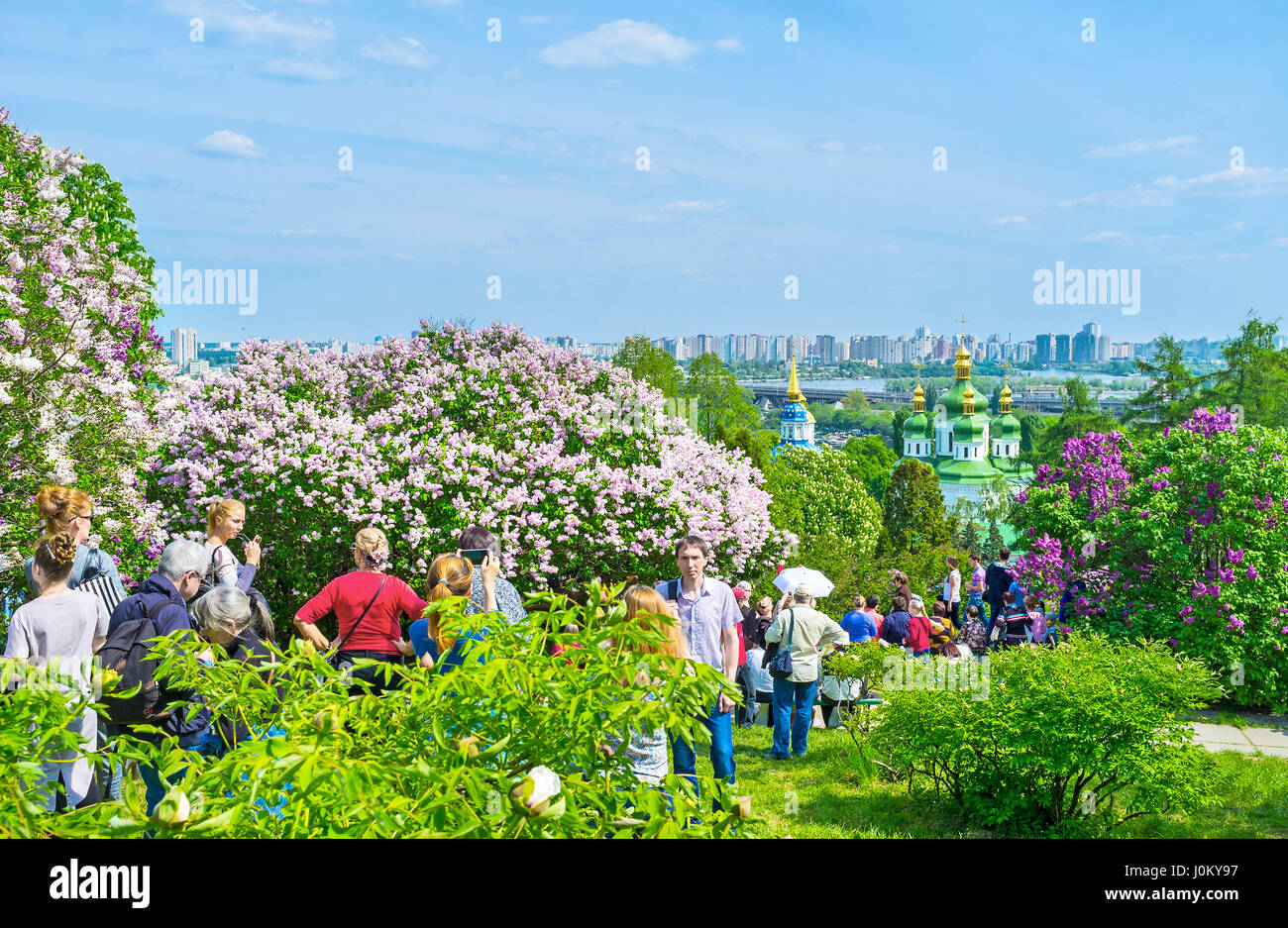 KIEV, UKRAINE - Mai 2, 2016 : Les Visiteurs du jardin botanique Jardin lilas aller à l'intérieur pour profiter de l'arôme de fleurs et très belle vue sur la verdure du jardin, o Banque D'Images