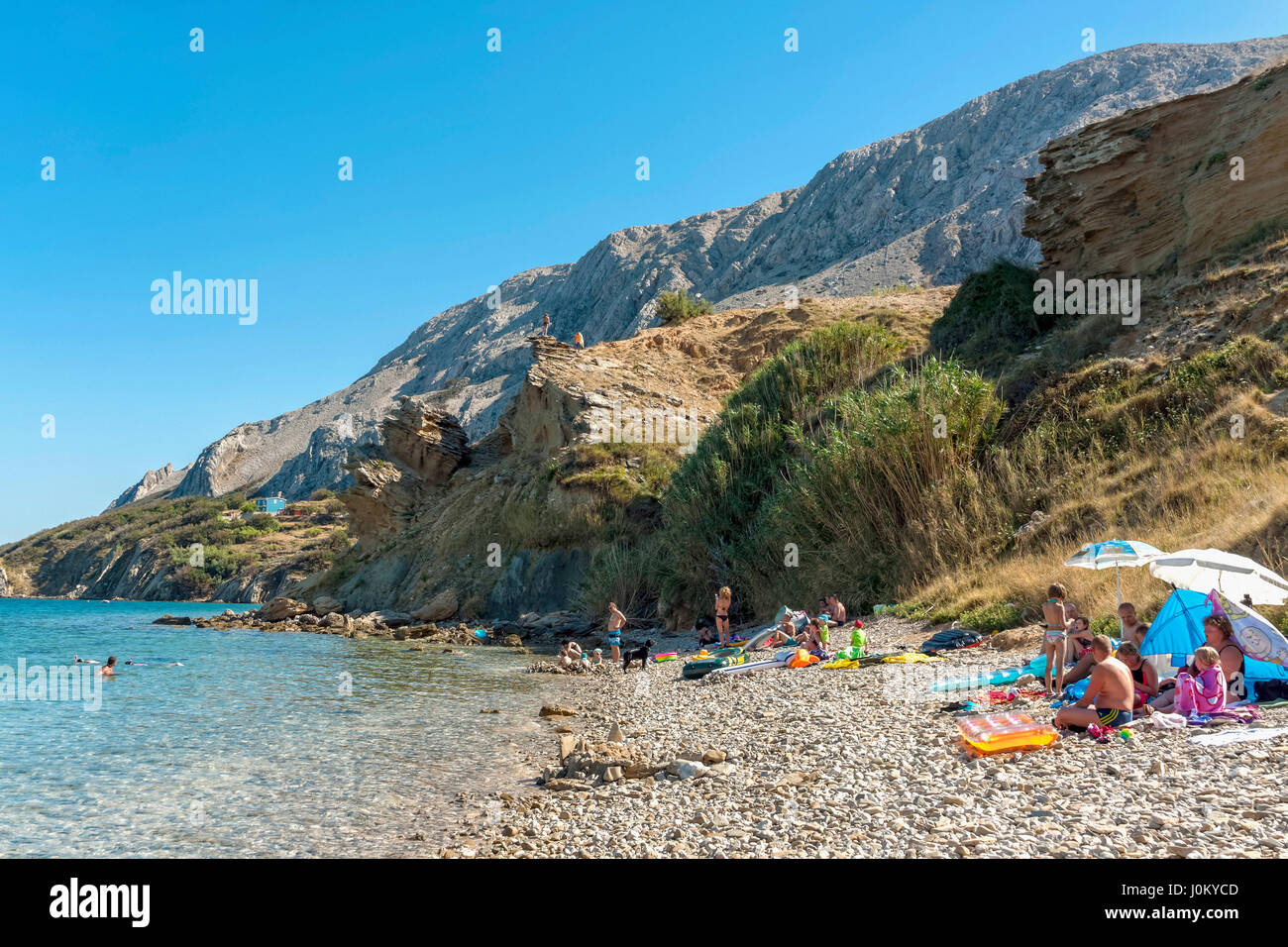 Les touristes sur une plage près de Sv Marko, l''île de Pag, Croatie Banque D'Images