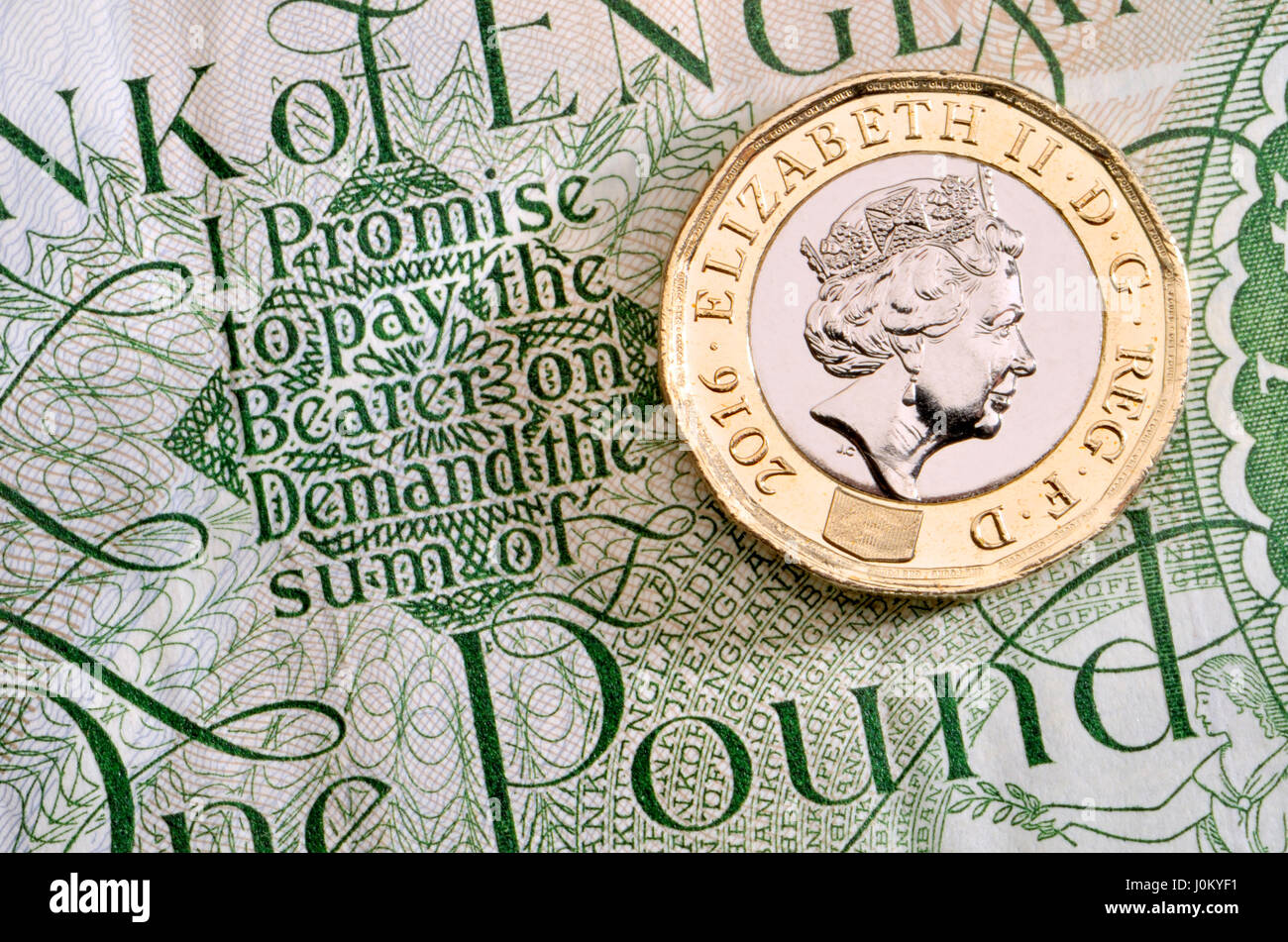 British pound Coins - douze faces 2017 bimétallique de presse (en date du) 2016 sur un vieux livre Banque D'Images