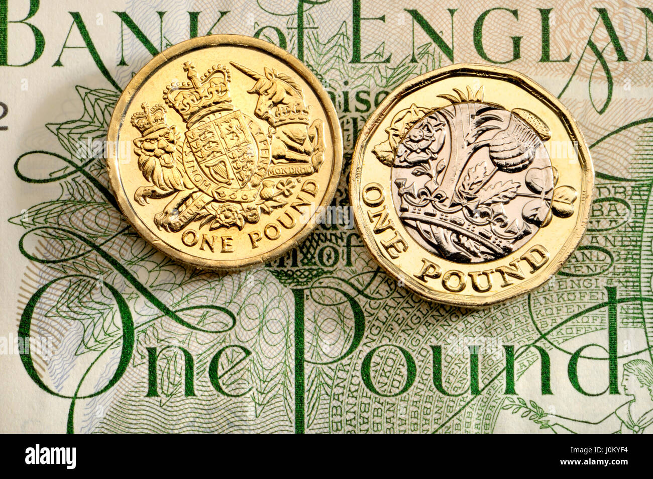 British pound Coins - douze faces 2017 bimétallique de presse (en date du) 2016 avec les anciens design, sur un vieux livre Banque D'Images