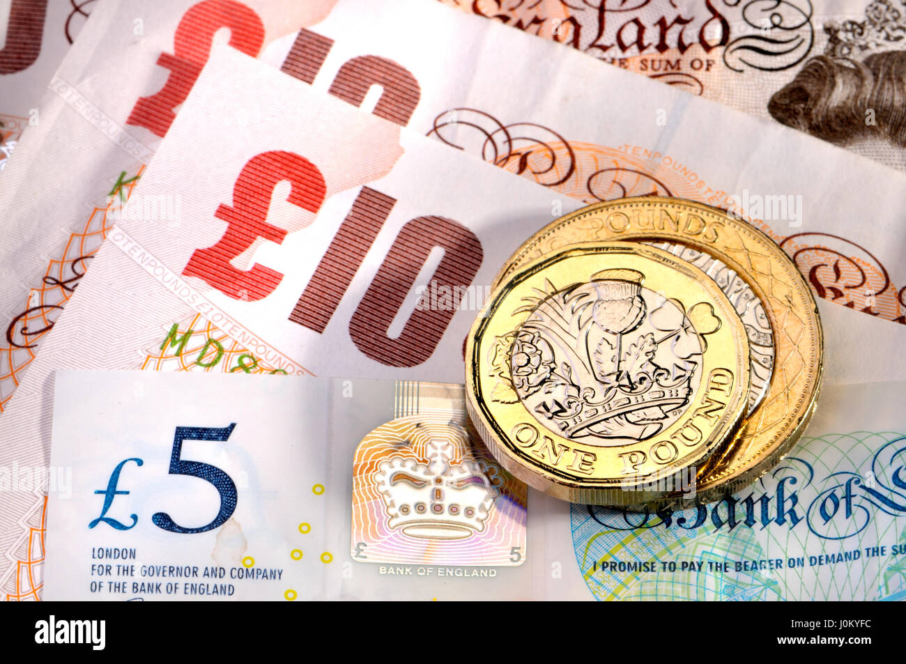 British pound Coins - douze faces 2017 bimétallique de presse (en date du) 2016 avec des pièces de 2 €, £5 et £10 en polymère notes Banque D'Images