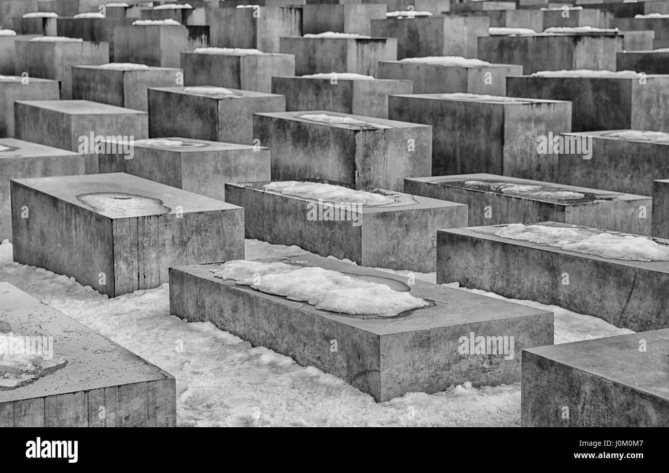 Impression en noir et blanc du Monument commémoratif de l'Holocauste à Berlin dans la neige Banque D'Images
