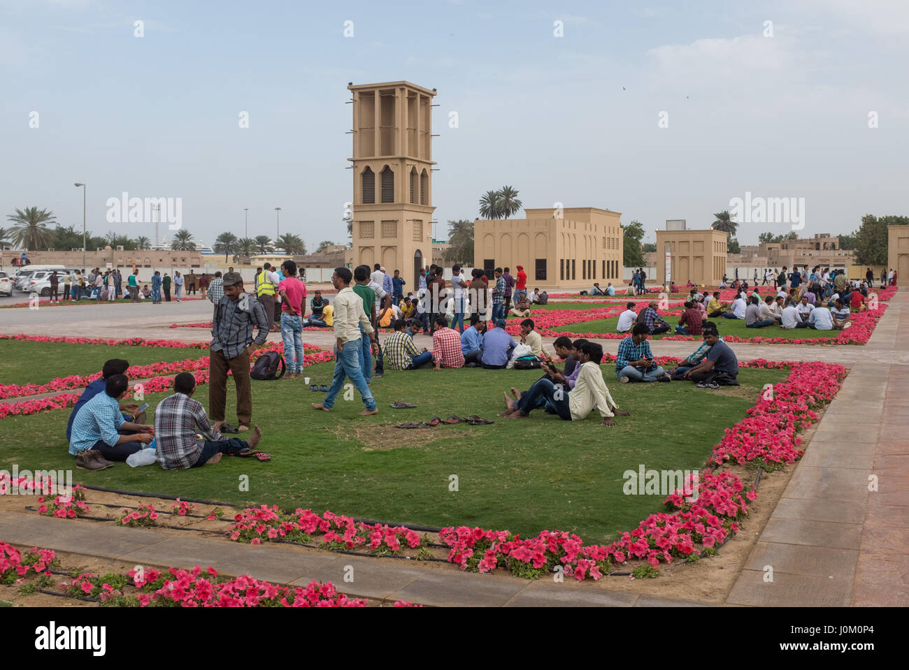Beaucoup de gens s'asseoir sur la pelouse à la station de métro Al Ghubaiba,Dubaï, Banque D'Images