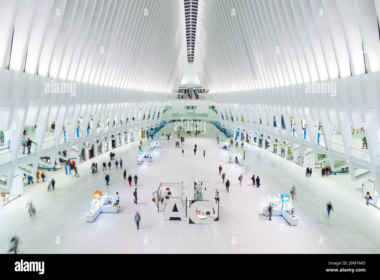 L'Oculus World Trade Center Transportation hub principal intérieur avec mezzanine les navetteurs et les touristes, Manhattan, New York, USA Banque D'Images