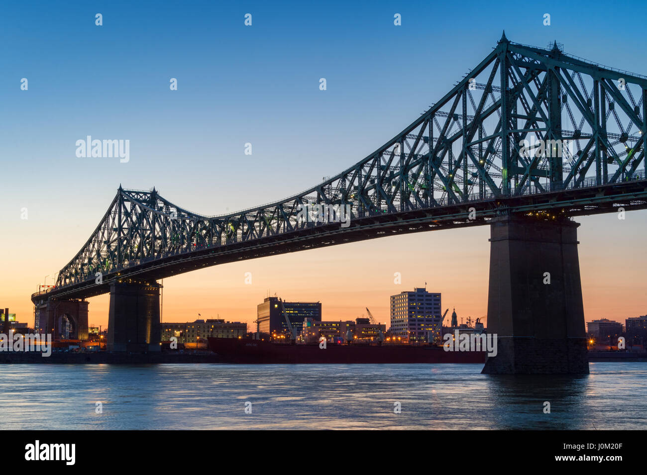 Montréal, CA - 13 Avril 2017 : le pont Jacques-Cartier et le fleuve Saint-Laurent. Banque D'Images