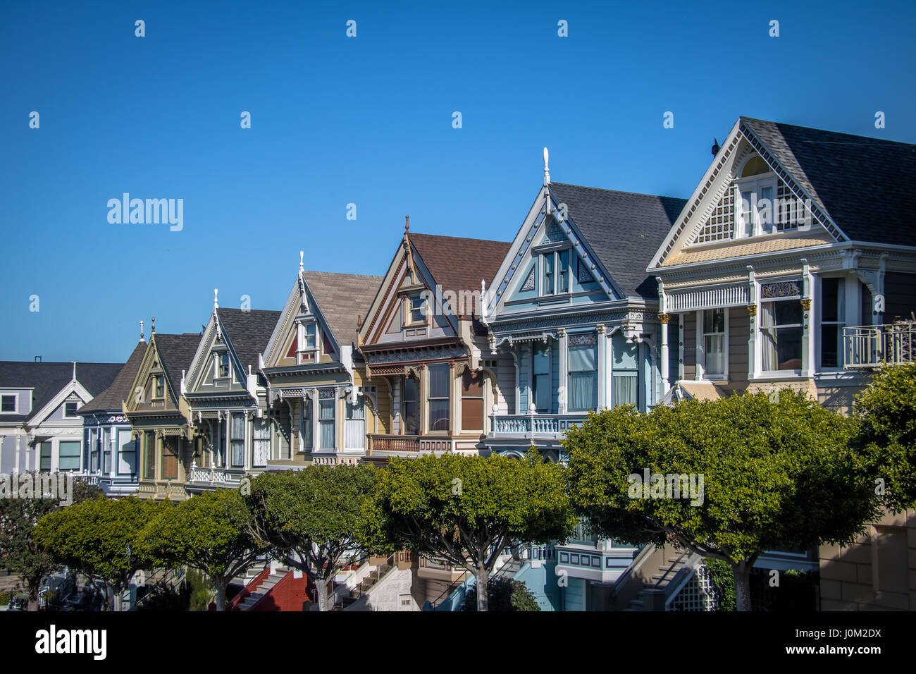 Painted Ladies victoriennes ligne à Alamo Square - San Francisco, California, USA Banque D'Images