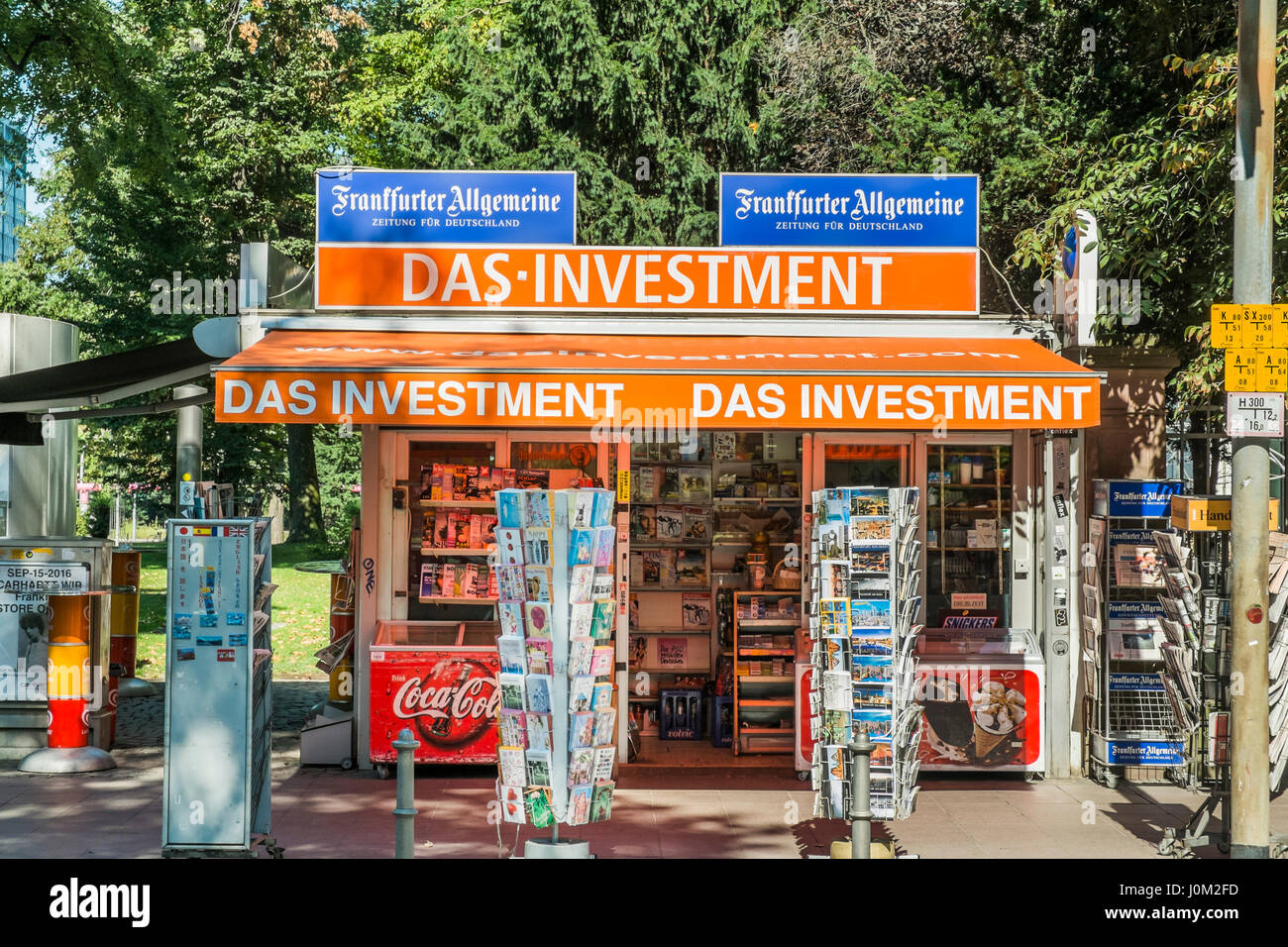 Kiosque dans le quartier financier de frankfuert afficher la publicité de Frankfurter Allgemeine Zeitung, l'un des principaux quotidiens de l'Allemagne Banque D'Images