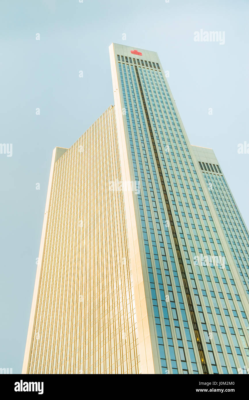 Immeuble de bureaux tour trianon avec le logo de la caisse d'épargne allemande, sur le dessus Banque D'Images
