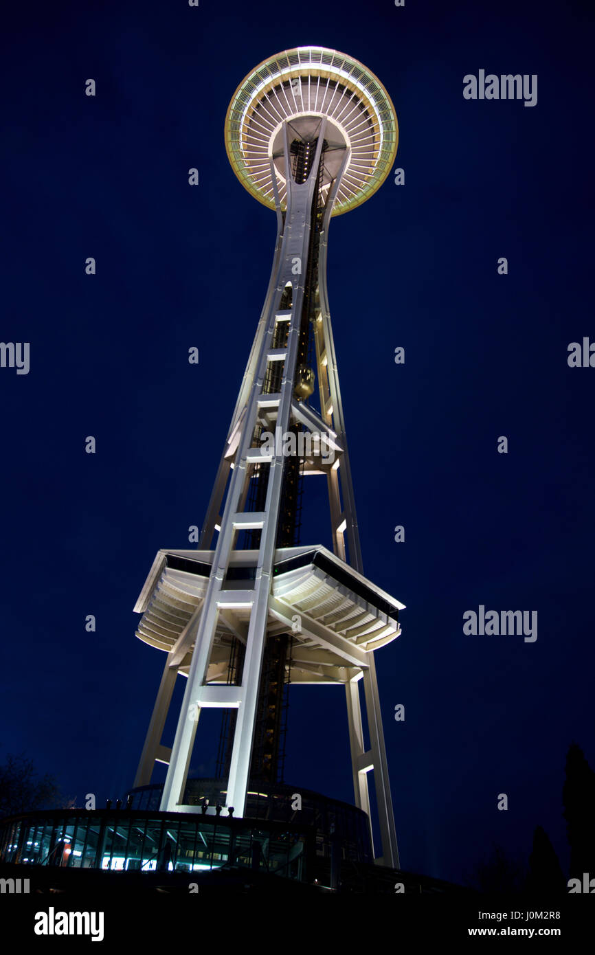 SEATTLE, Washington, USA - JAN 25th, 2017 : Space Needle contre un sombre ciel bleu nuit claire, vue de la terre Banque D'Images