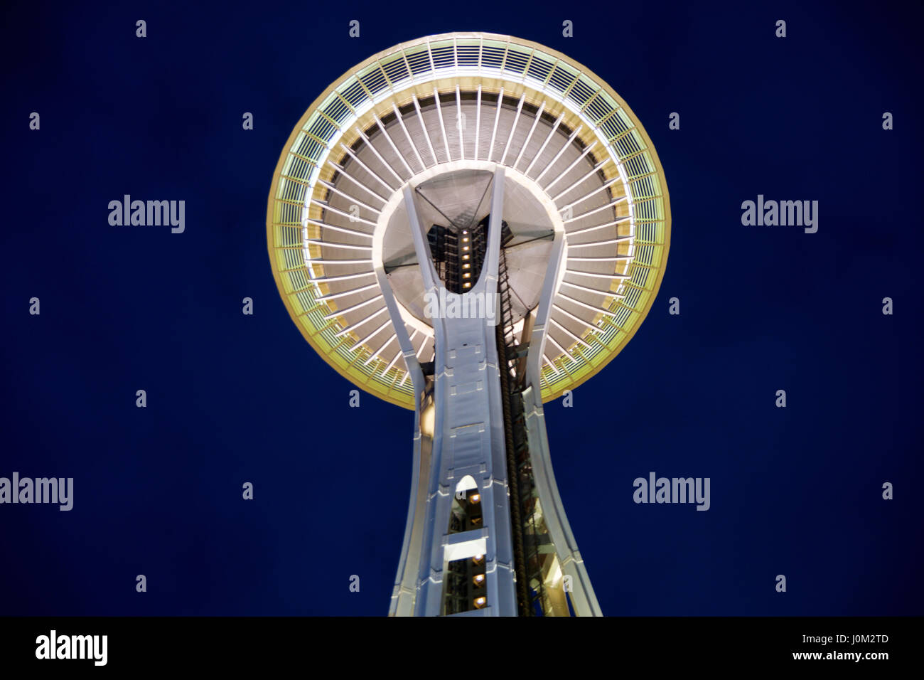 SEATTLE, Washington, USA - JAN 25th, 2017 : Space Needle contre un sombre ciel bleu nuit claire, vue de la terre Banque D'Images