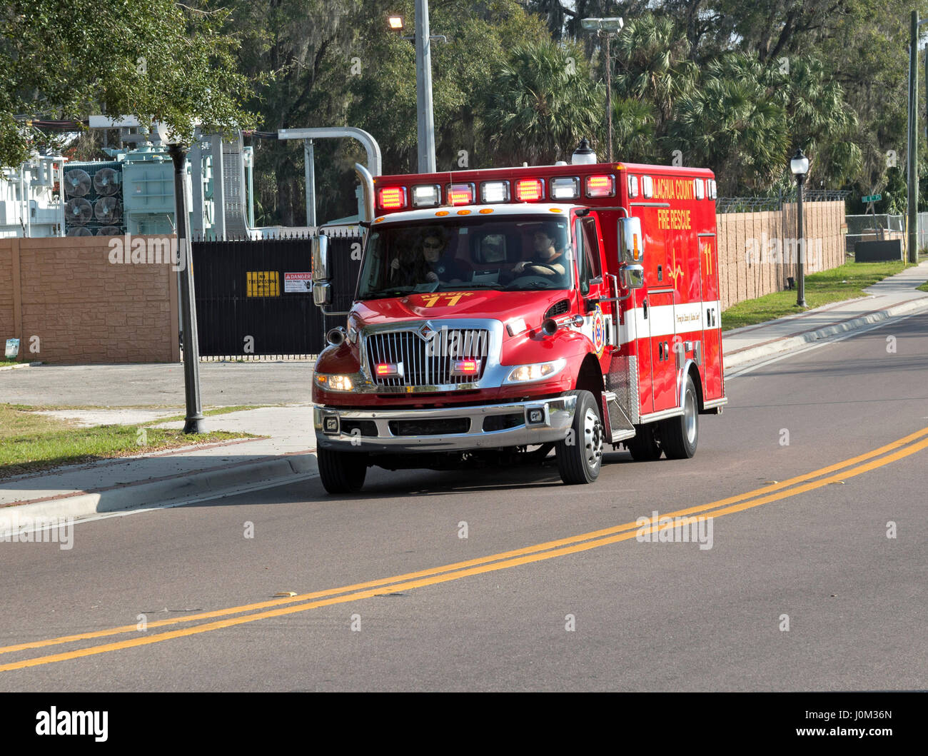 Camion d'incendie et de sauvetage avec ses voyants clignotants et sirène hurlantes se précipite d'une urgence, à Gainesville, Floride. Banque D'Images