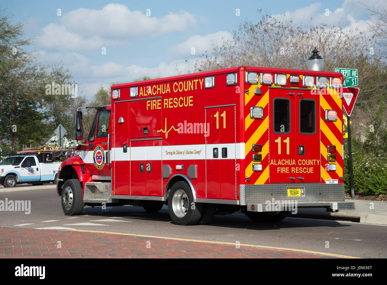 Camion de sauvetage et d'incendie se précipite pour une urgence à Alachua en Floride. Banque D'Images