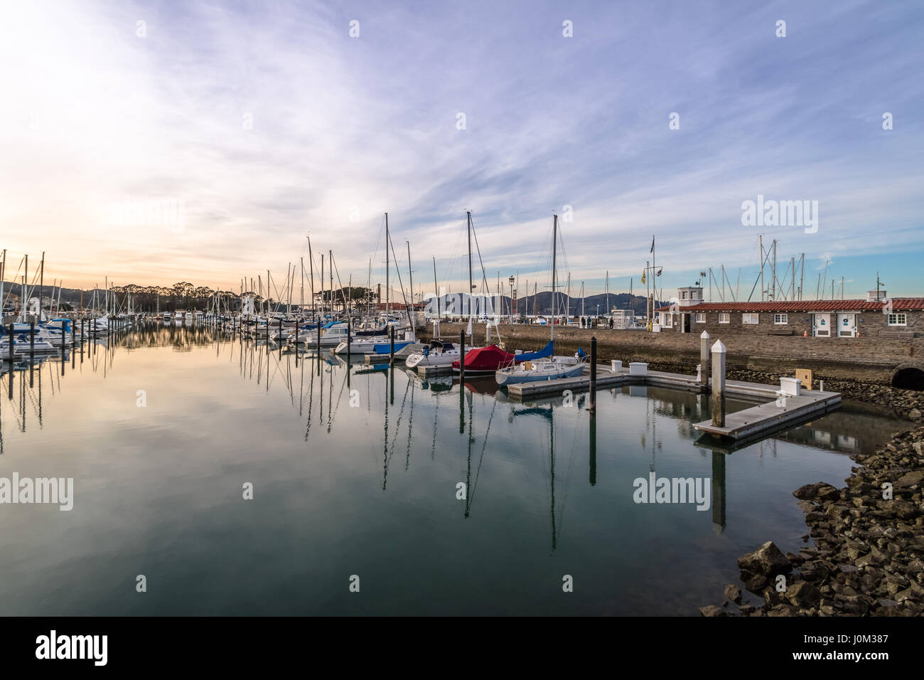 San Francisco Marina Yacht Harbour au coucher du soleil - San Francisco, California, USA Banque D'Images