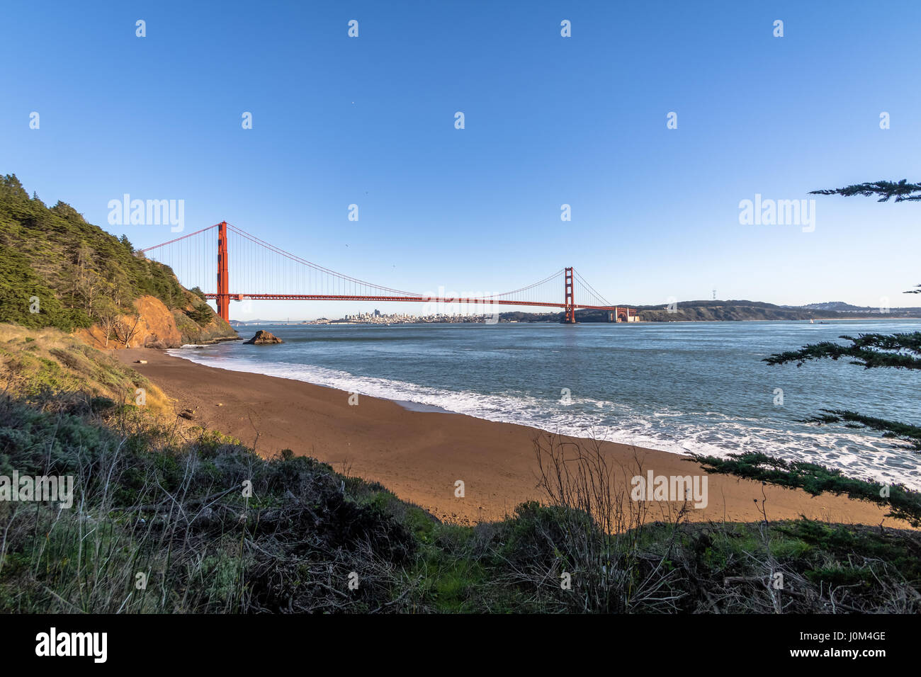 Vue de la plage de Golden Gate Bridge et sur les toits de la ville - San Francisco, California, USA Banque D'Images
