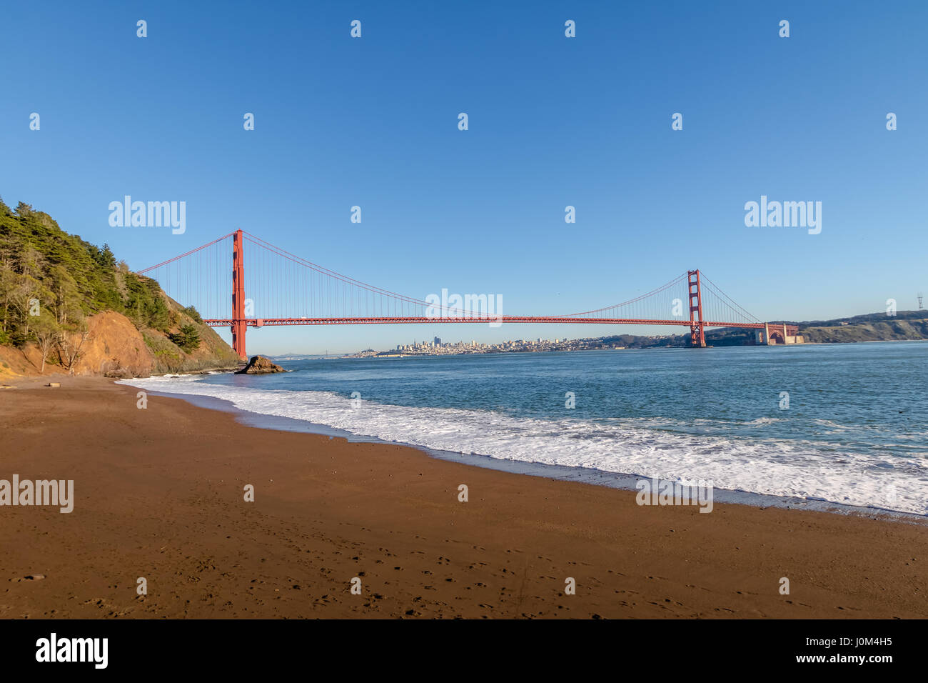 Vue de la plage de Golden Gate Bridge et sur les toits de la ville - San Francisco, California, USA Banque D'Images