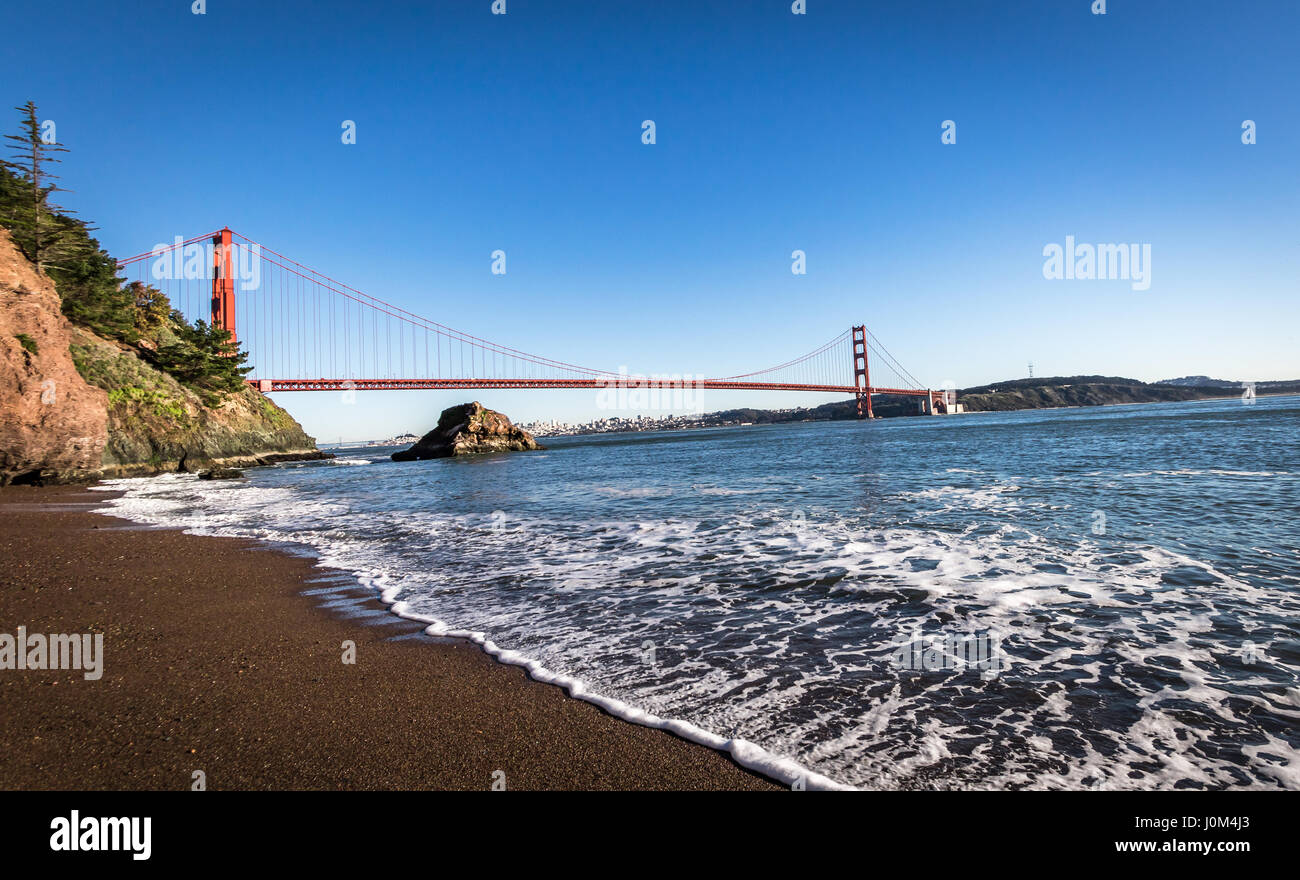 Vue de la plage de Golden Gate Bridge et sur les toits de la ville - San Francisco, California, USA Banque D'Images