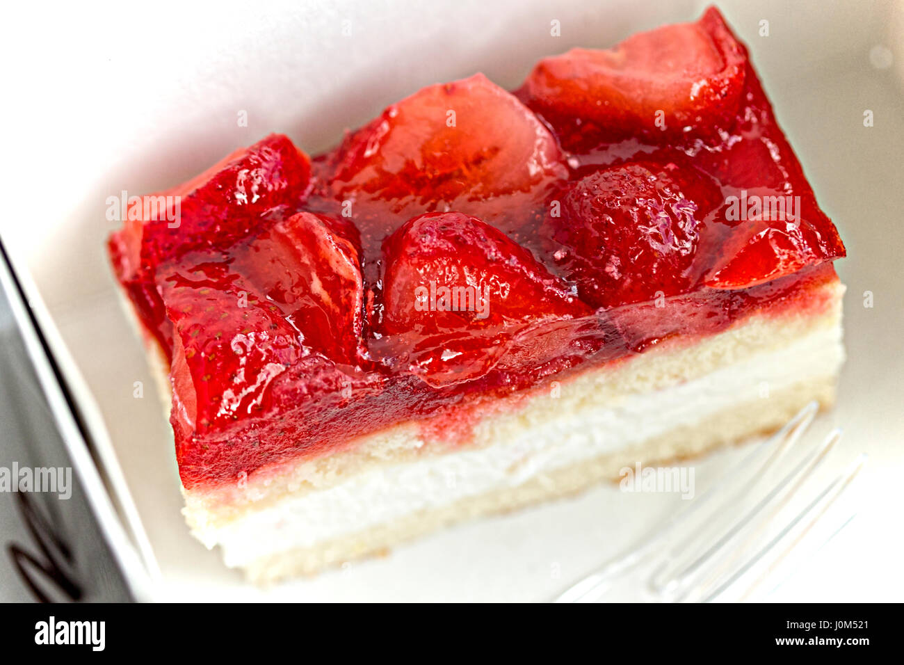Gateau A La Creme Surmontee De Fraises En Gelee Photo Stock Alamy