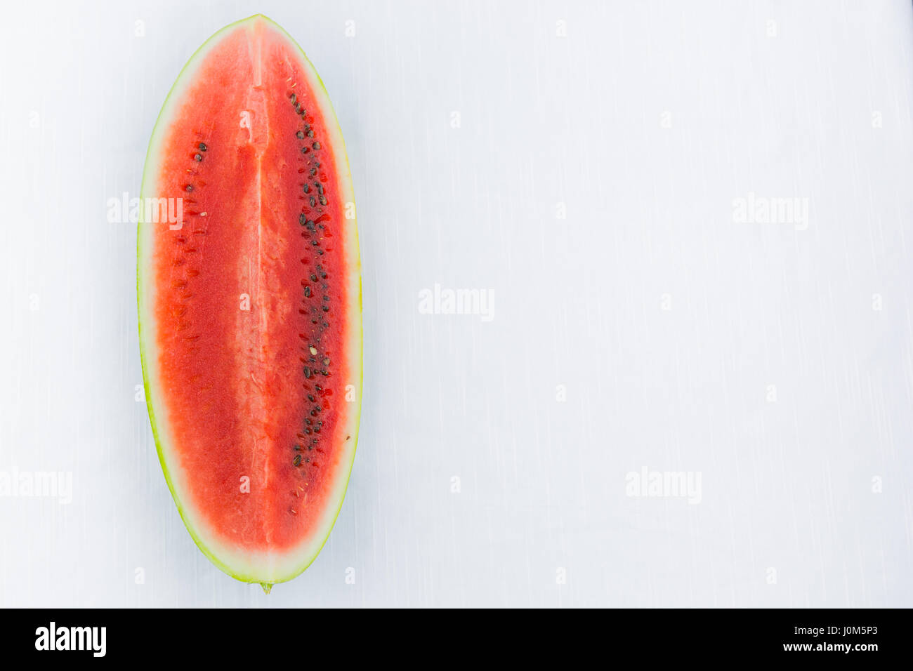 Watermelon coupées en deux ou en segments.demi-lune. Fruit d'été méditerranéen ou sicilienne. Sur fond blanc Coupe. ressource graphique. Banque D'Images
