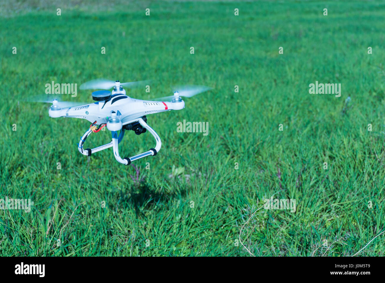 Abstrait et conceptuel enfant jouant avec un drone. La télédétection. La felicità di un bambino con un giocattolo moderno e pericoloso. Banque D'Images