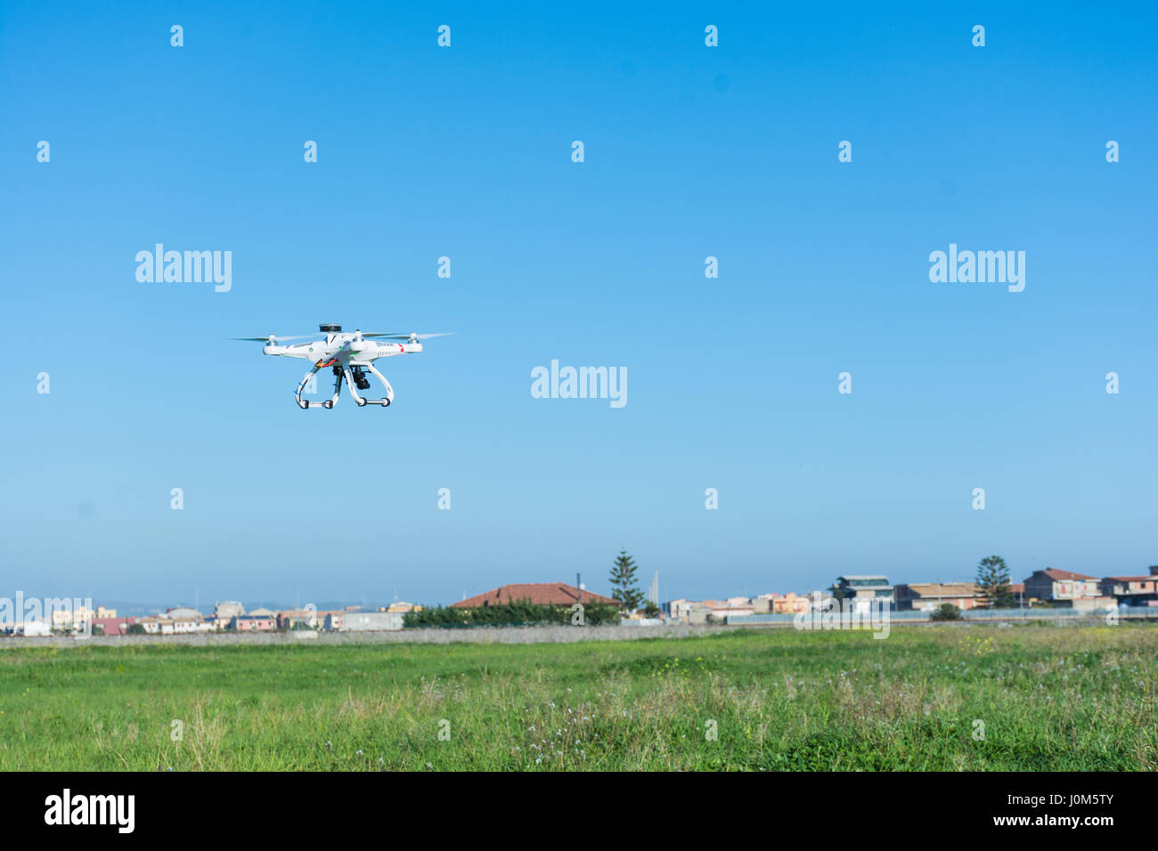 Abstrait et conceptuel enfant jouant avec un drone. La télédétection. La felicità di un bambino con un giocattolo moderno e pericoloso. Banque D'Images