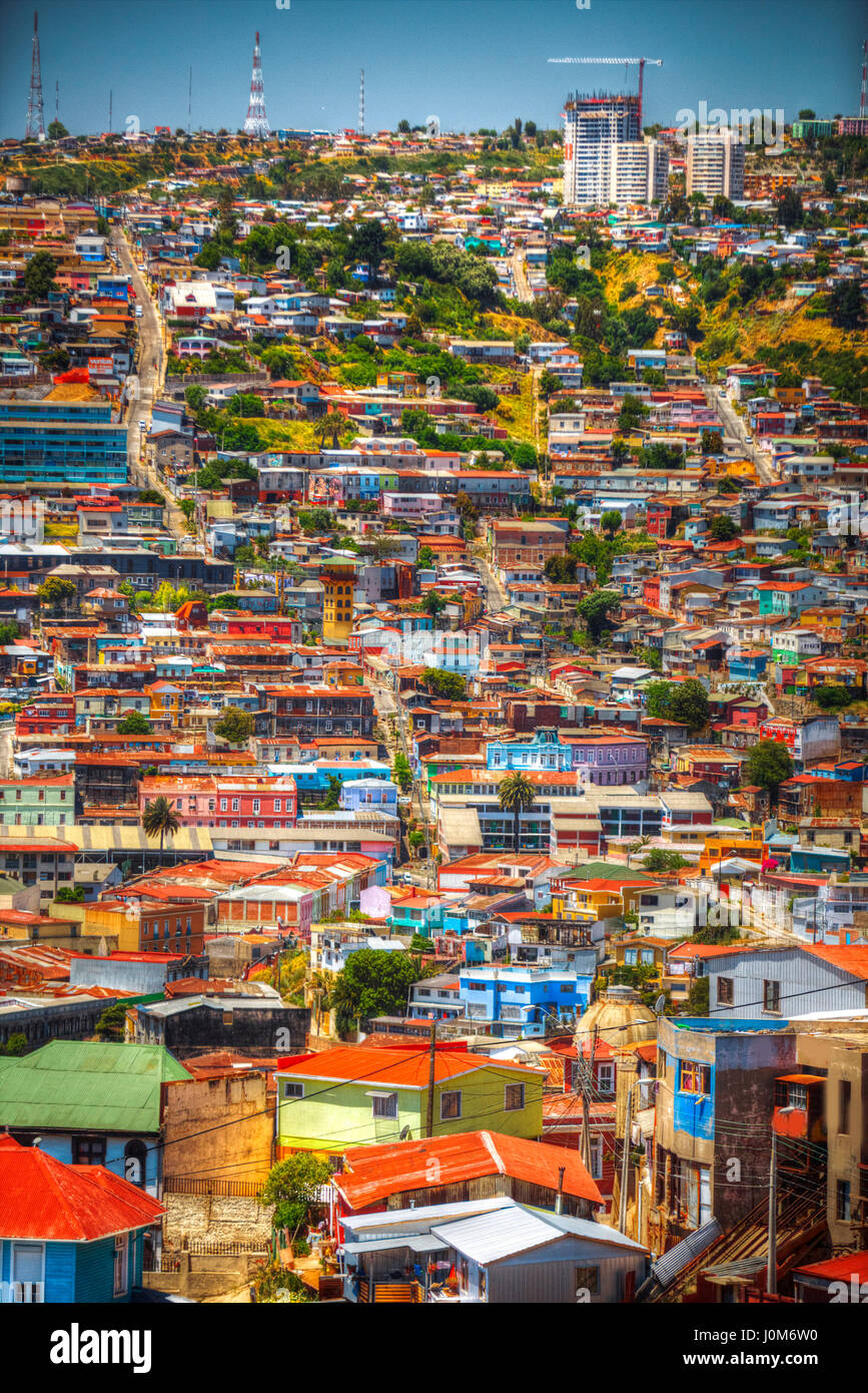 Bâtiments colorés sur les collines de la ville du patrimoine mondial de l'UNESCO de Valparaiso, Chili Banque D'Images