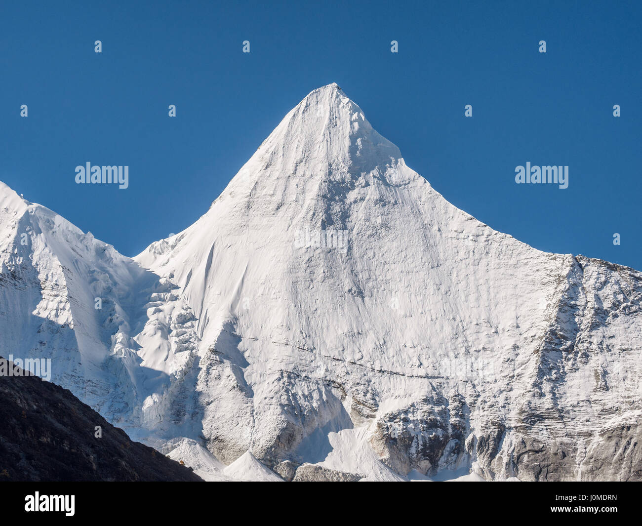 Apogée Jambeyang avec fond de ciel bleu, le Parc National de Daocheng Yading, Sichuan, Chine. Banque D'Images