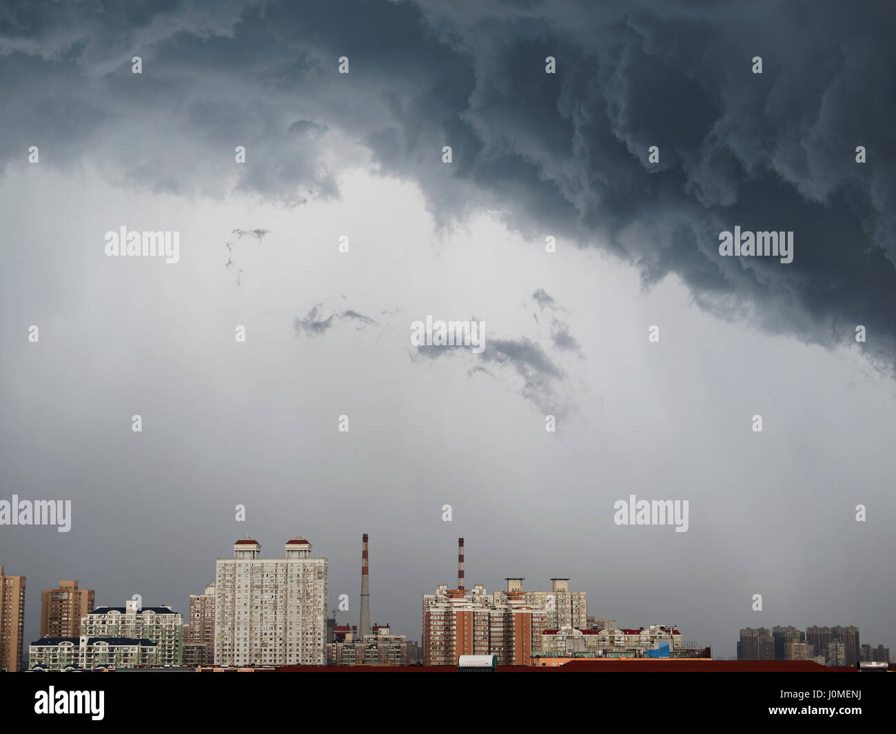 Les nuages orageux cumulonimbus spectaculaire sur la ville de Shanghai, Chine. Banque D'Images