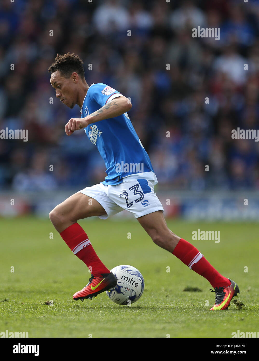 Portsmouthâ€™Kyle Bennett en action au cours de la Sky Bet League Deux match à Fratton Park, Portsmouth. ASSOCIATION DE PRESSE Photo. Photo date : vendredi 14 avril, 2017. Voir l'ACTIVITÉ DE SOCCER histoire Portsmouth. Crédit photo doit se lire : Steven Paston/PA Wire. RESTRICTIONS : EDITORIAL N'utilisez que pas d'utilisation non autorisée avec l'audio, vidéo, données, listes de luminaire, club ou la Ligue de logos ou services 'live'. En ligne De-match utilisation limitée à 75 images, aucune émulation. Aucune utilisation de pari, de jeux ou d'un club ou la ligue/dvd publications. Banque D'Images